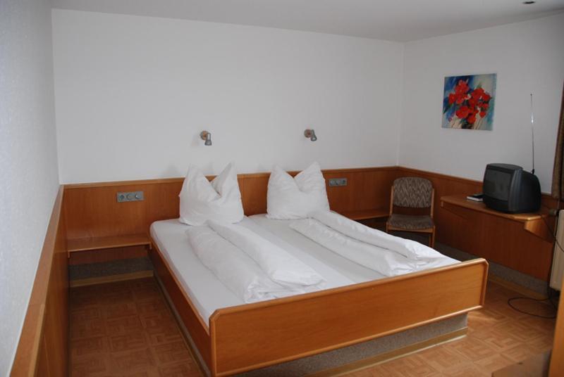 Hotel-Restaurant Zum Goldenen Hahnen 마크그로닝헌 객실 사진